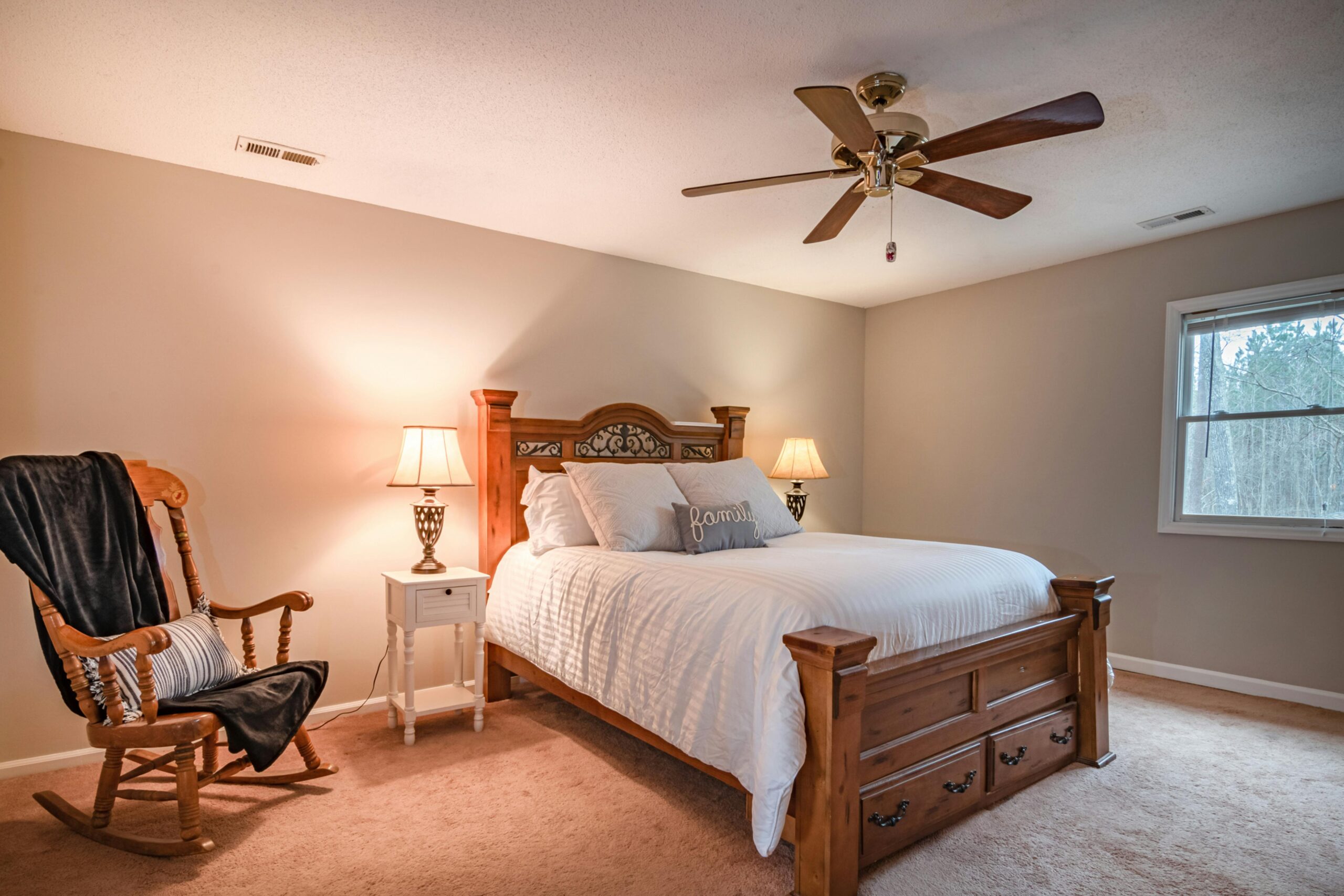 bedroom with ceiling fan